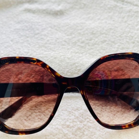 Chanel Round sunglasses in Dark Tortoise Colour - Picture 2 of 7